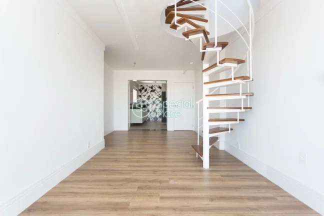 Imagem Cobertura toda reformado, possui uma suíte master com closet, living para dois ambientes, cozinha p...