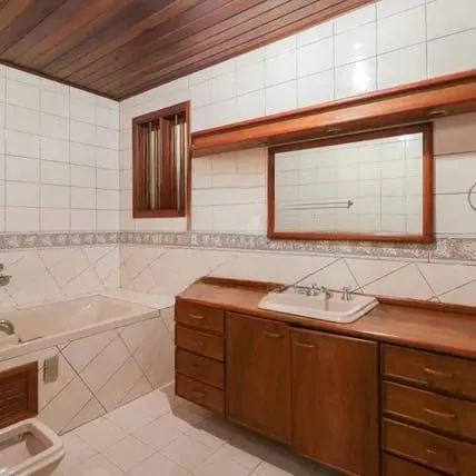 Imagem Casa à venda com 4 dormitorios no Bairro Nonoai - Porto Alegre