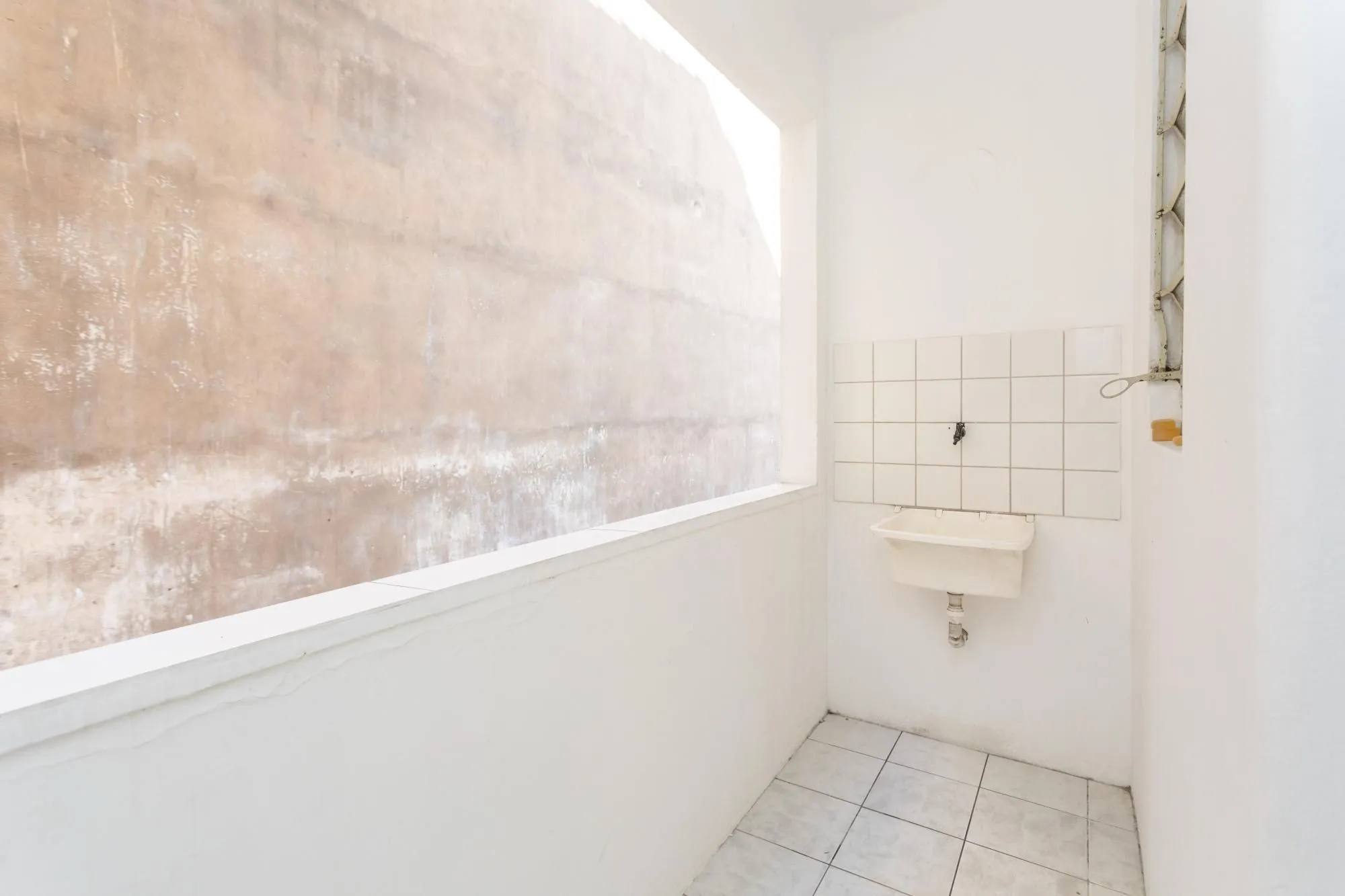 Imagem Amplo Apartamento de 3 Dormitórios com Sacada e Garagem na Av. Protásio Alves