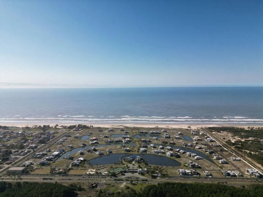 Imagem sobrado de luxo está à venda em um exclusivo condomínio à beira-mar
