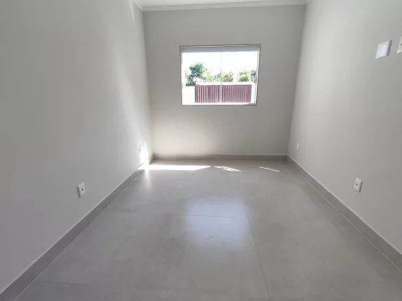 Imagem Casa linear composta de 2 quartos sendo um suíte cozinha ampla, sala, banheiro social, área de churrasco,