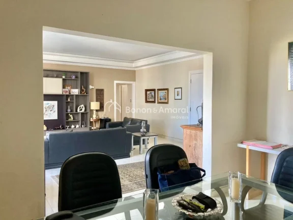 Imagem Localizado em uma torre única, este excelente apartamento oferece vista permanente para a charmosa ...