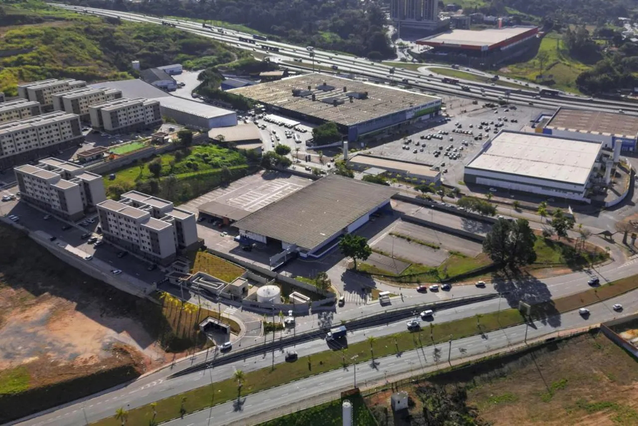 Imagem Salão Comercial à Venda em Sorocaba-SP no Bairro Parque Santa Isabel: 2 Salas, 2 Banheiros, 811m² de Área
