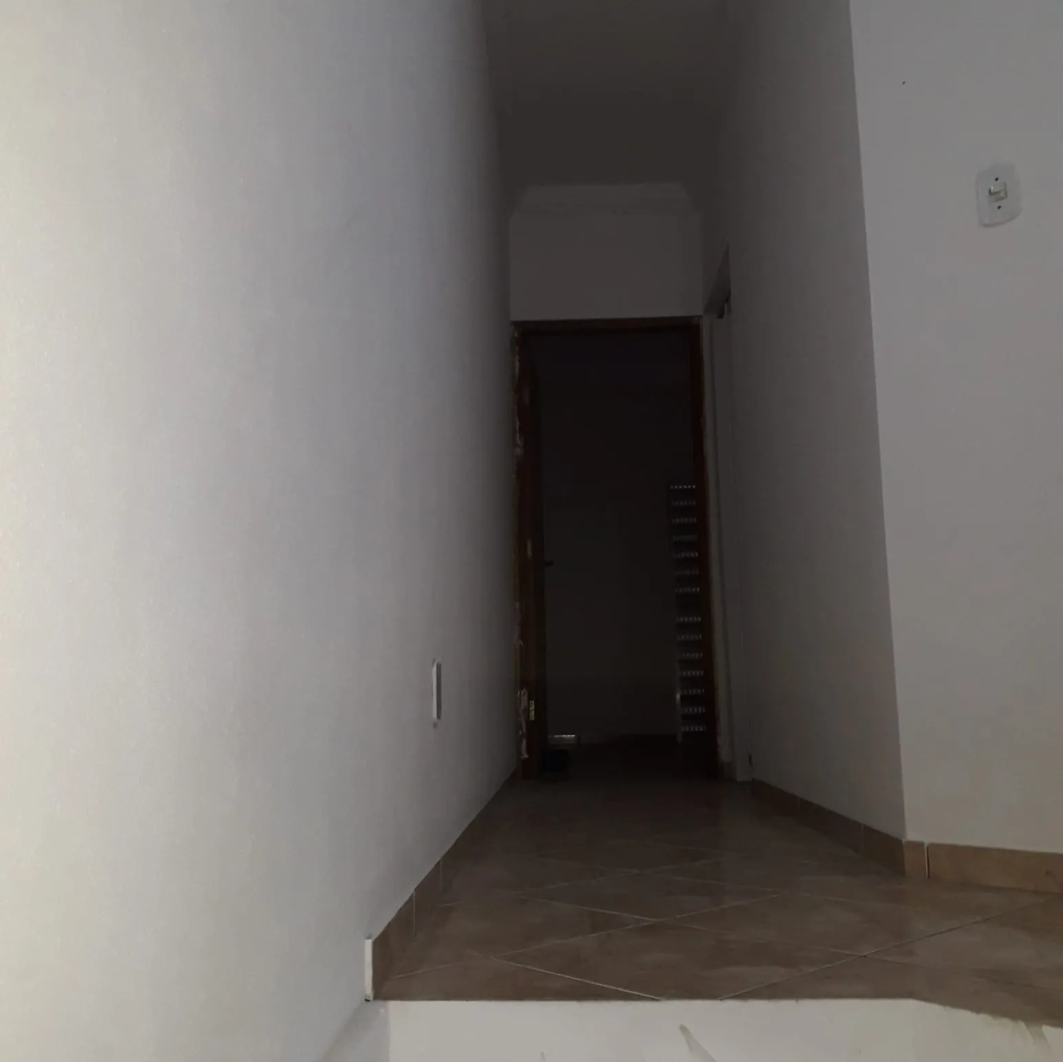 Imagem "Residência Confortável e Prática: Garagem Coberta, Três Dormitórios Aconchegantes, Sala Ampla, Cozinha Espaçosa e Mais! Descubra o Seu Novo Lar."