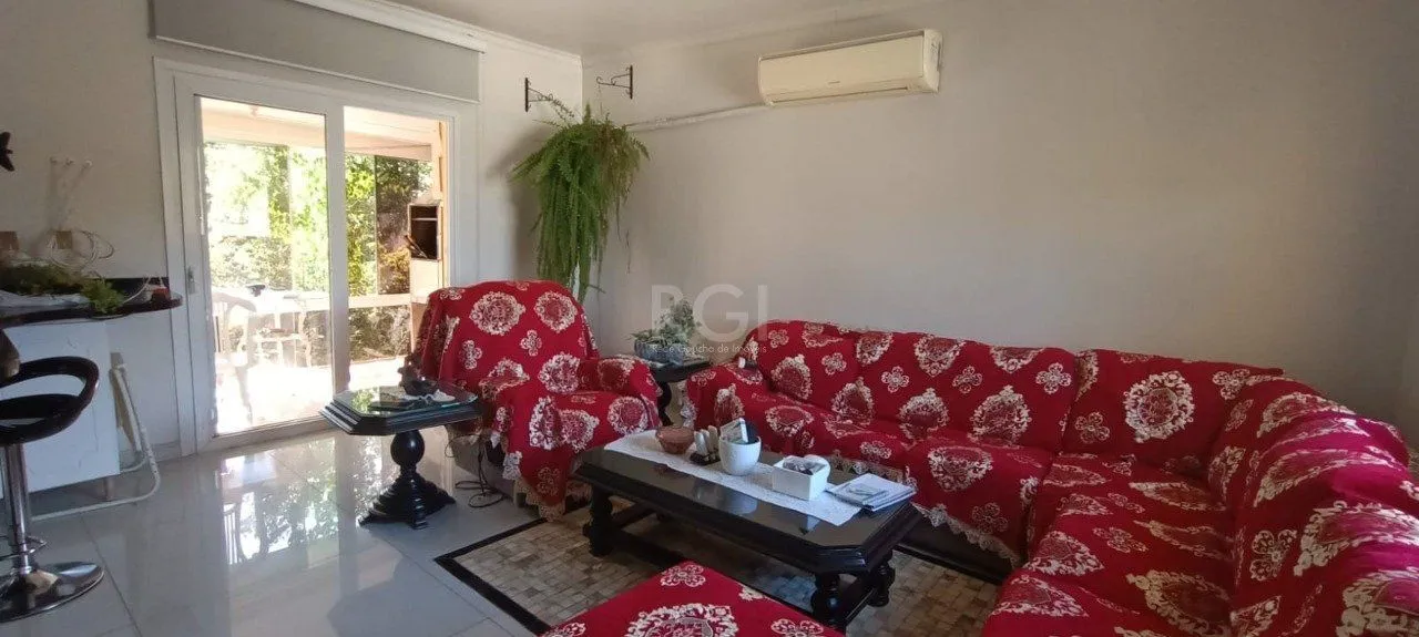 Imagem Casa para Venda - 250m², 3 dormitórios, sendo 1 suites, 2 vagas - Vila Nova, Porto Alegre