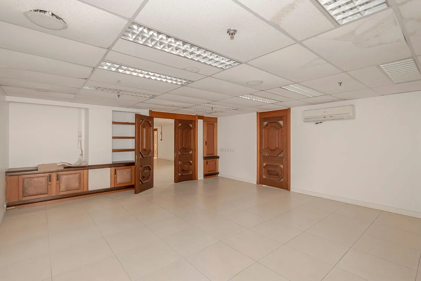 Imagem Conjunto Comercial, meio andar inteiro com várias salas e salão!