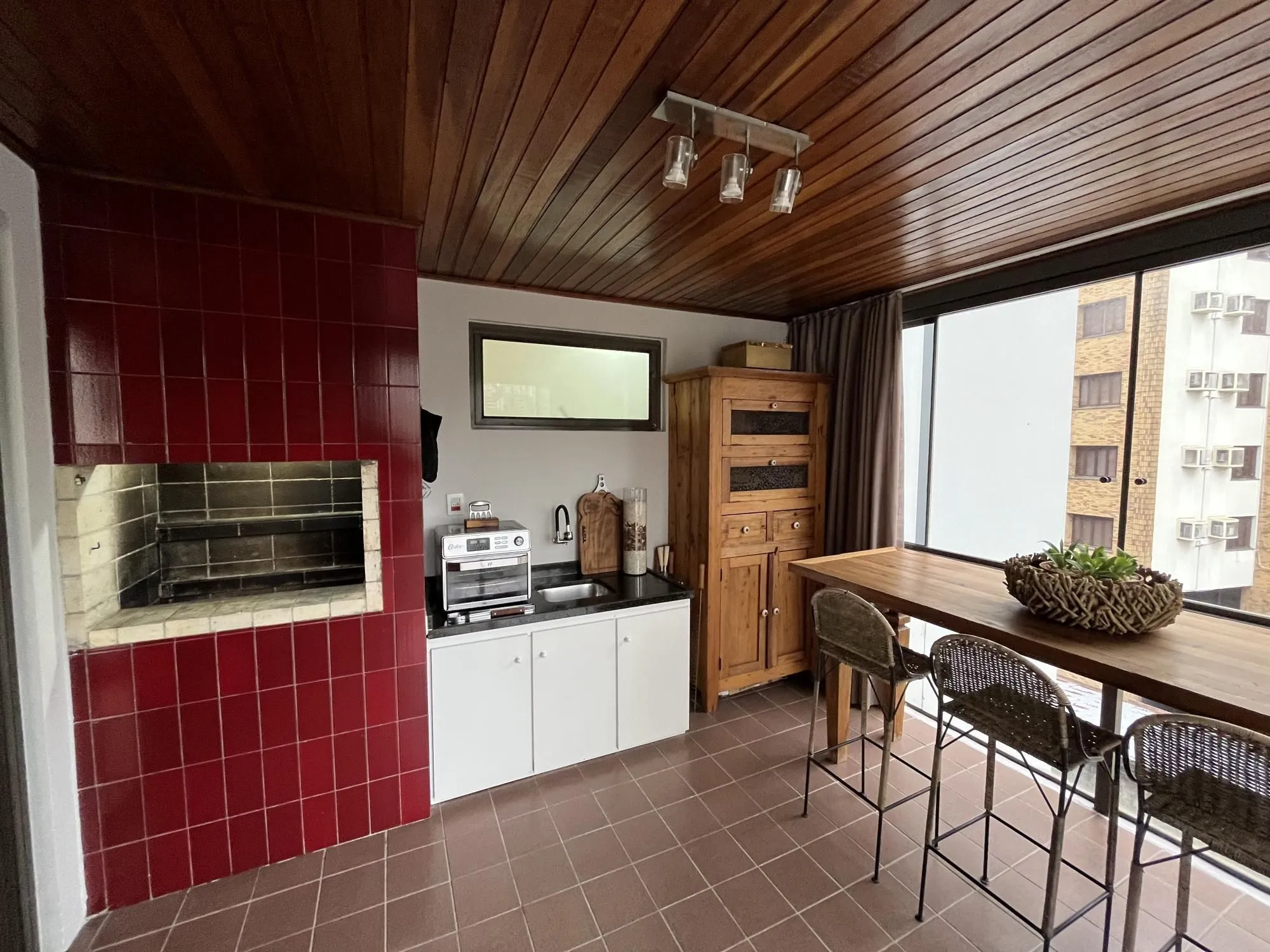 Imagem Apartamento de 2 quartos, suíte, churrasqueira, lareira e garagem Bela Vista POA