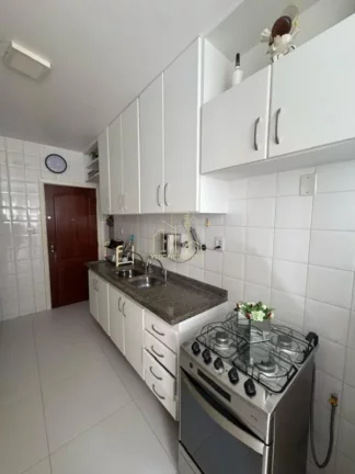 Imagem Excelente apartamento decorado com três quartos varanda a venda na Pituba
