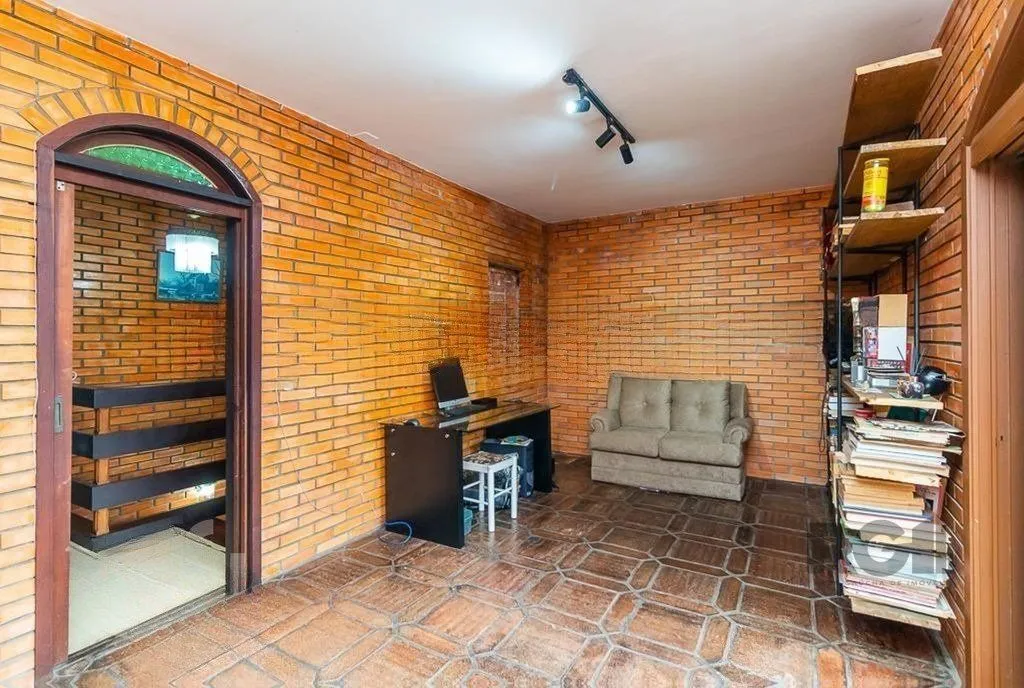 Imagem Casa de 245m² com 5 dormitórios no bairro Sarandi