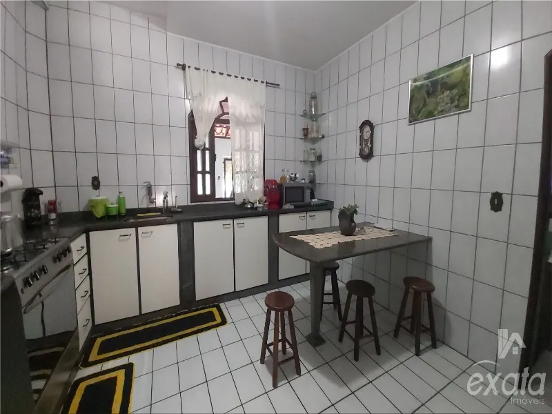 Imagem Manoel Plaza, casa com 3 quartos com 1 suite, sala e cozinha ampla, banheiro social, varandão, 3 vagas de garagem, terreno de 300 m²
