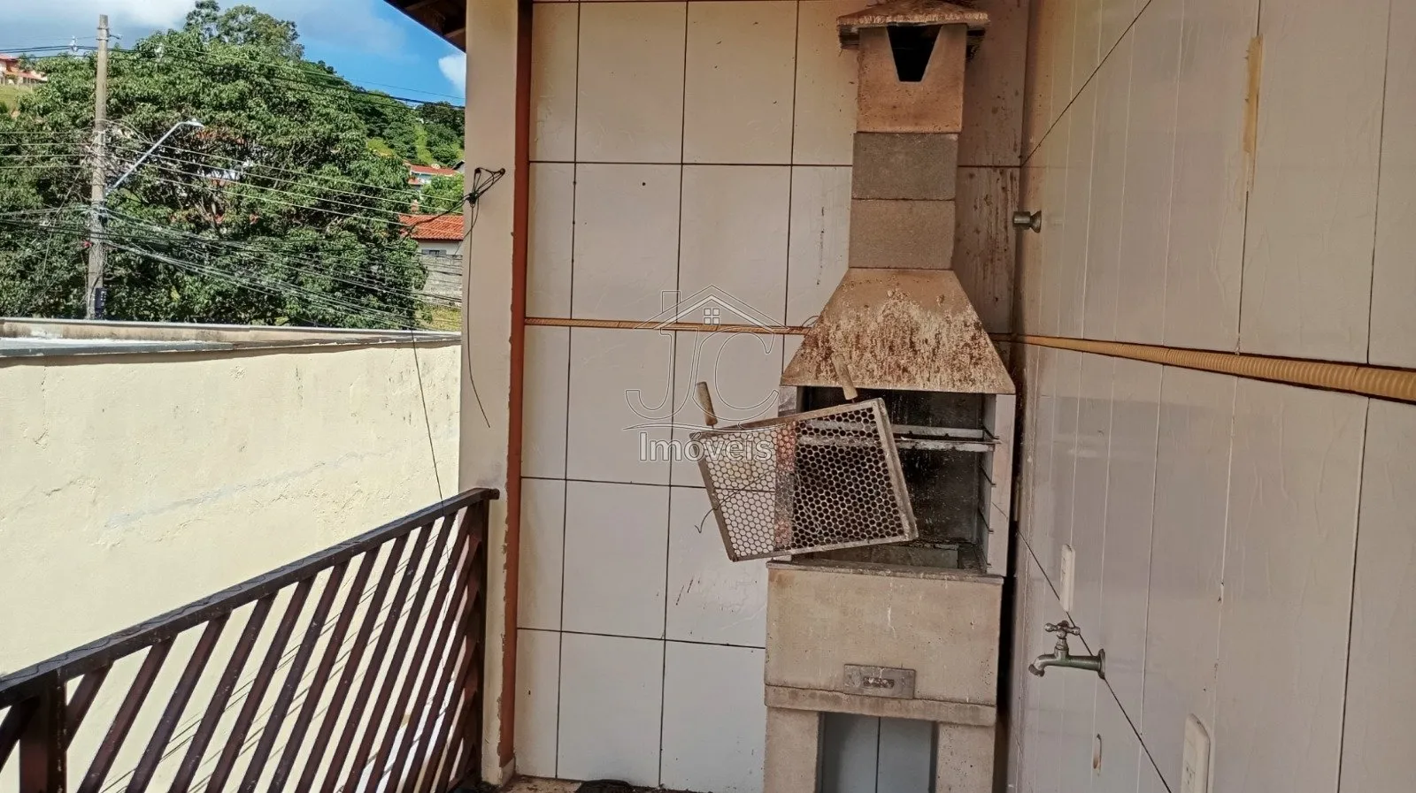 Imagem Casa com 3 quartos com barracão comercial no piso inferior à venda em Valinhos.
