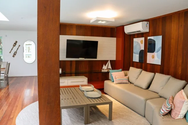 Imagem Casa reformada, mobiliada e decorada na Av Buzios em Jurere Internacional. Localizada em frente ao H...