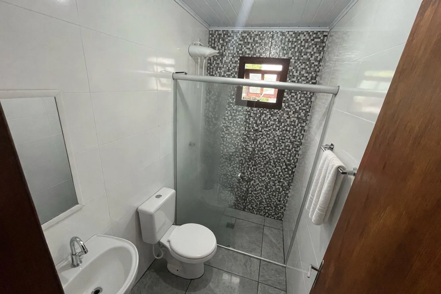 Imagem Casa com pátio grande semi-mobiliada no Bairro Camaquã.