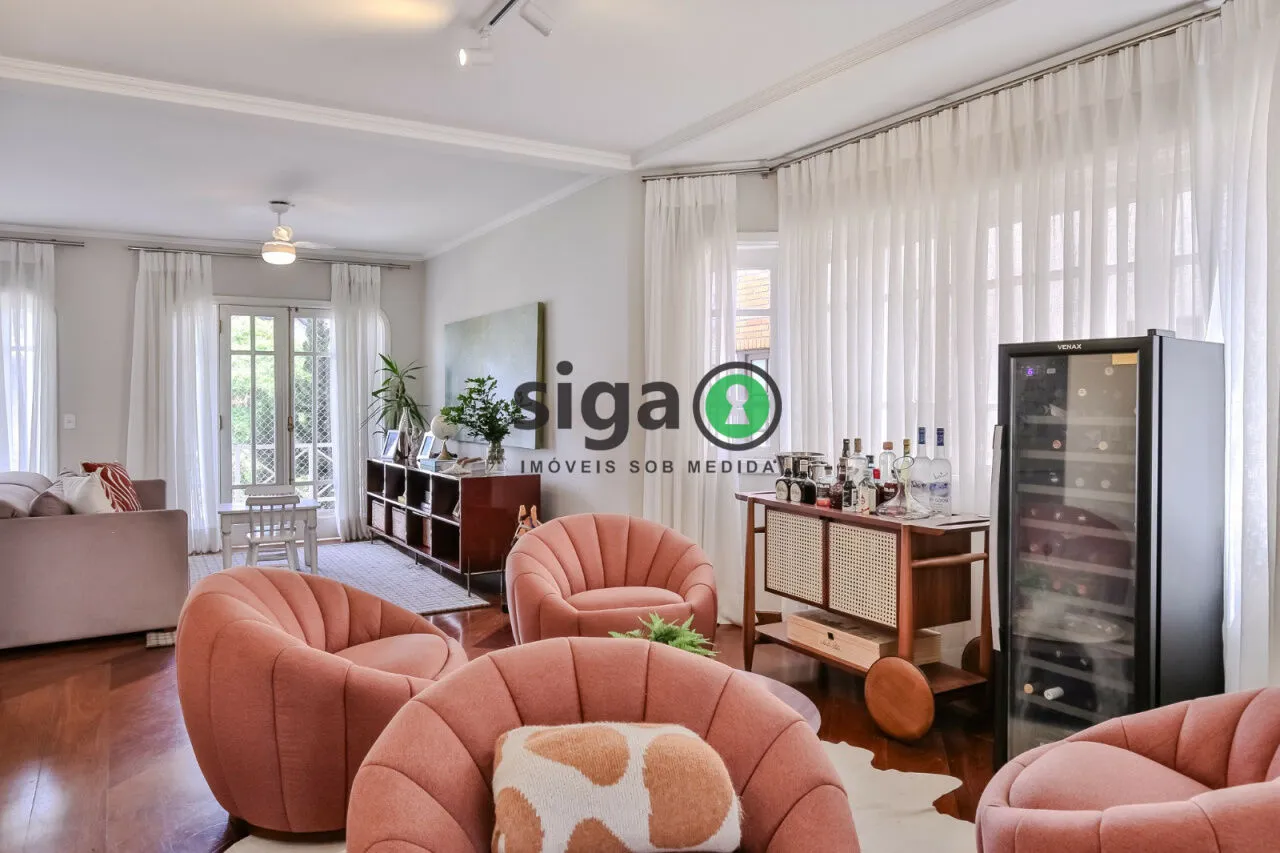 Imagem Casa sofisticada com 5 quartos, piscina privativa e sótão versátil!