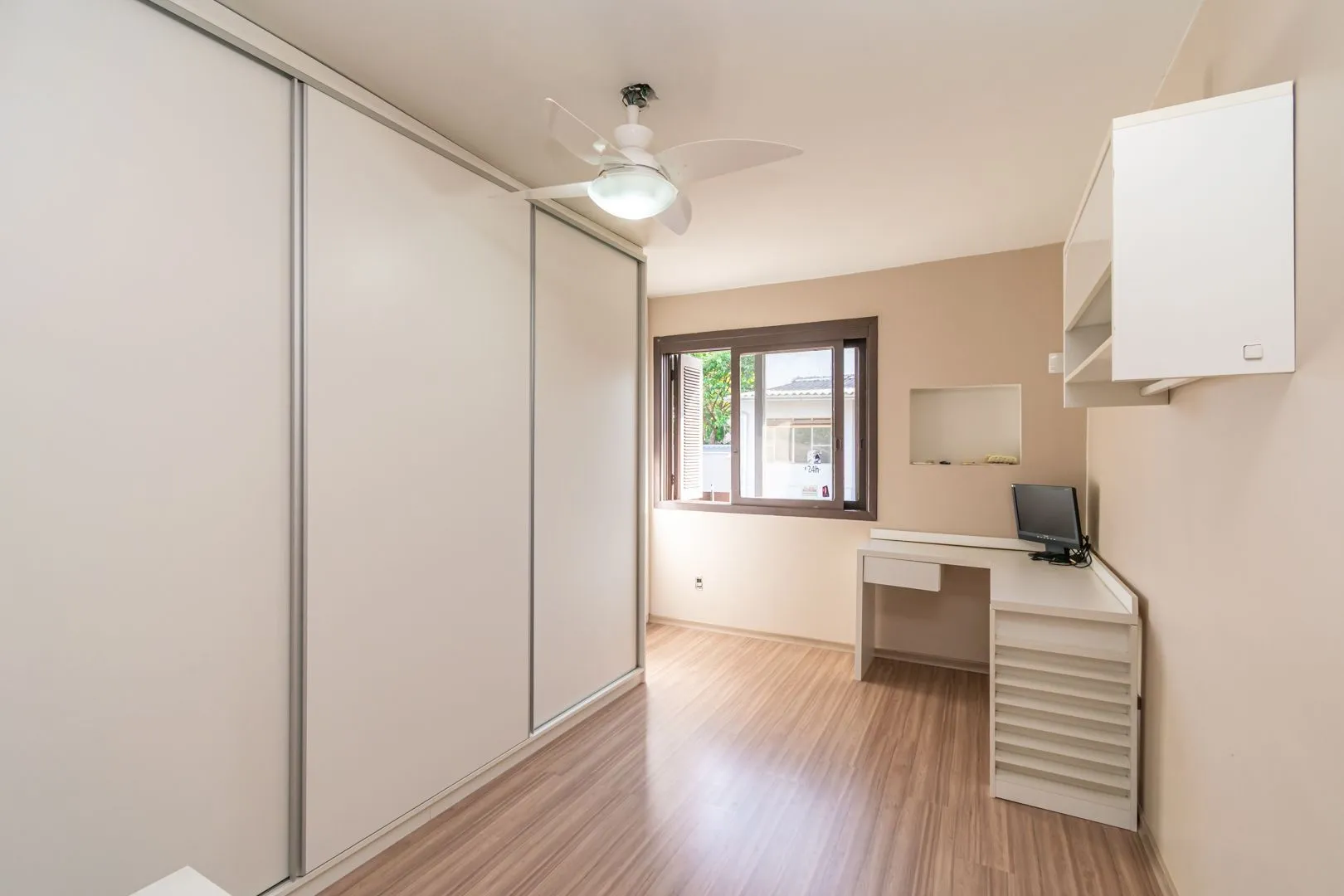 Imagem Casa 03 dormit (suíte e closet) e 4 vagas, na Vila Ipiranga, em Porto Alegre, RS