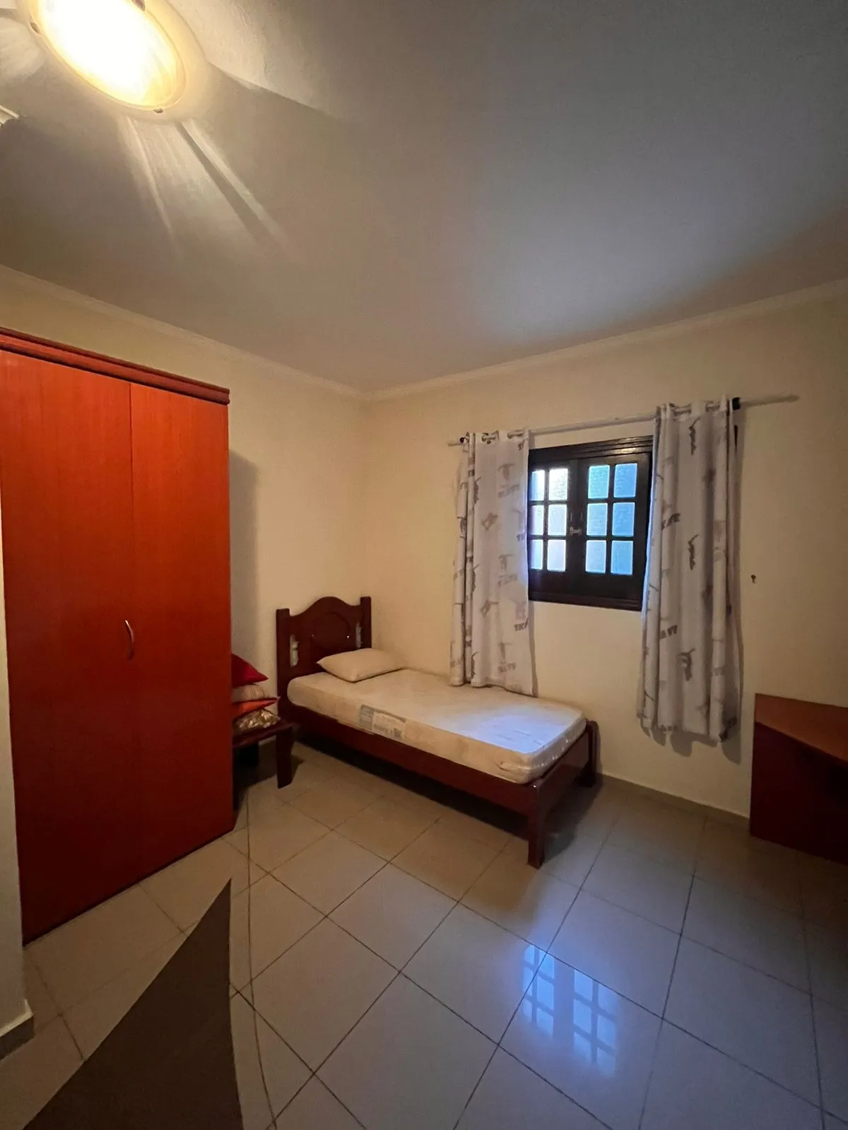 Imagem "Ampla Residência com 6 Dormitórios no Condomínio Residencial Isaura"