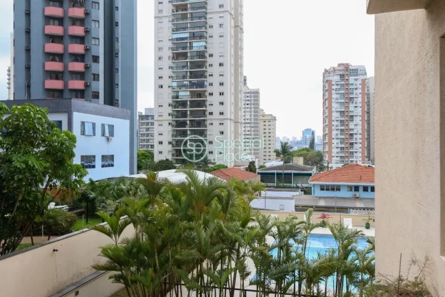 Imagem Conforto e praticidade são reunidos neste apartamento de três suítes no Campo Belo. Saindo do hal...