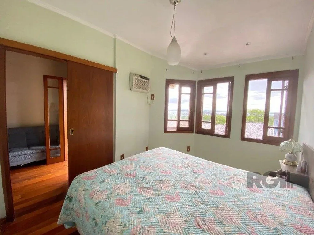 Imagem Casa com 4 dormitórios no bairro nonoai