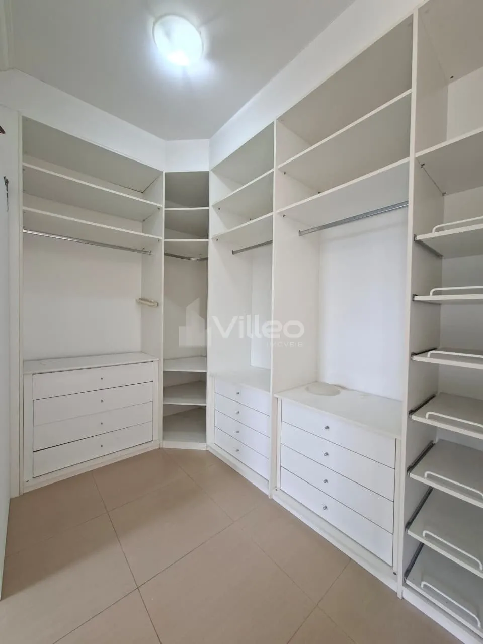 Imagem Venha conhecer e se encantar por essa confortável casa num dos condomínios mais tradicionais de So...