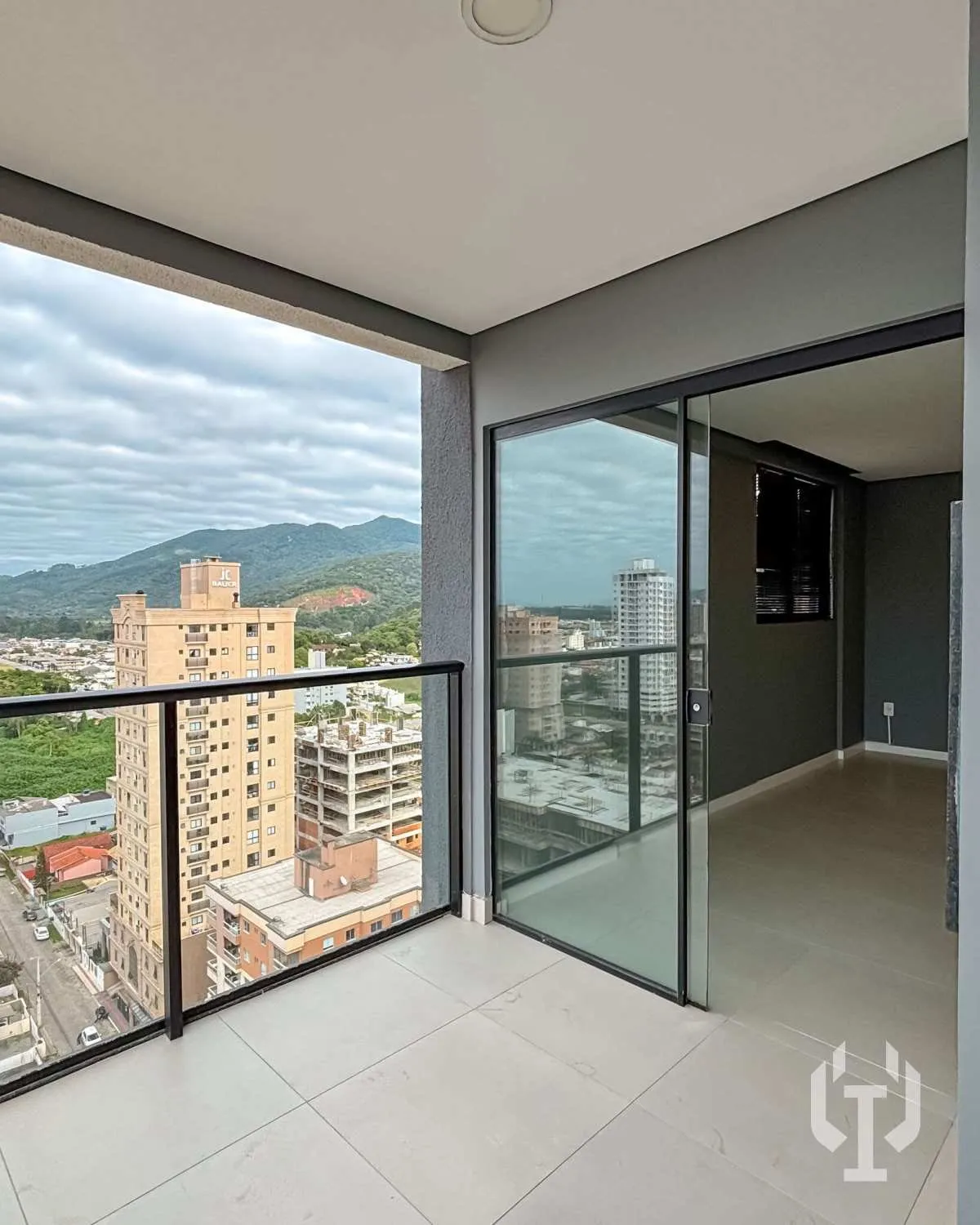 Imagem Apartamento semimobiliado com 2 suítes em Itapema