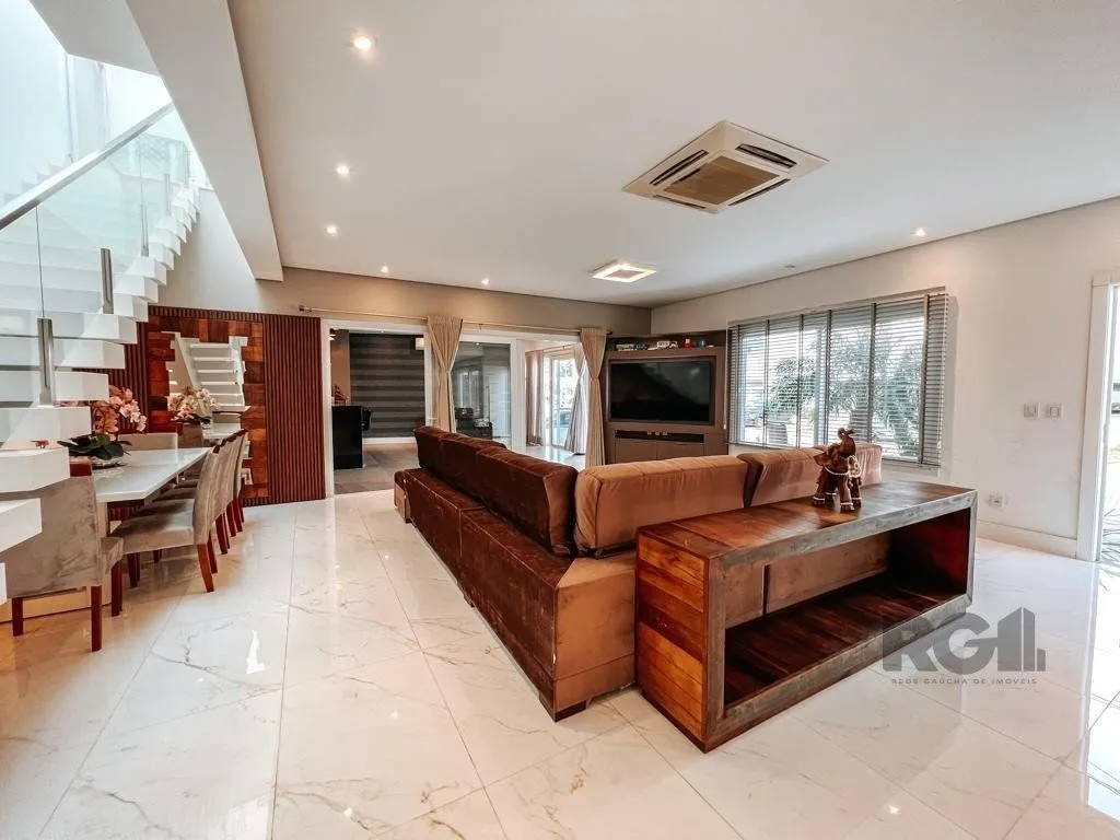 Imagem Excelente residência com aproximadamente 242m² privativos,