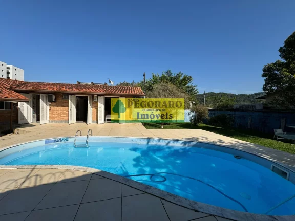 Imagem Maravilhosa Casa à Venda na Martim de Sá - 4 Quartos, 2 Suítes, 3 Salas, 2 Banheiros, 12 Vagas de Garagem, 230 m²!