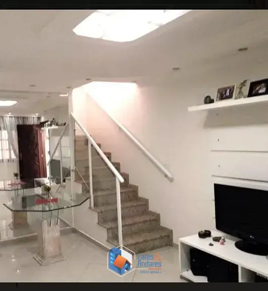 Imagem SOBRADO COM 3 DORMS (2 SUÍTES COM AR COND), 2 SALAS, COZ. COM COPA E ARMÁRIOS PLANEJADOS, QUINTAL LATERAL FECHADO. 4 VAGAS COBERTAS. VILA MIRANTE SP.