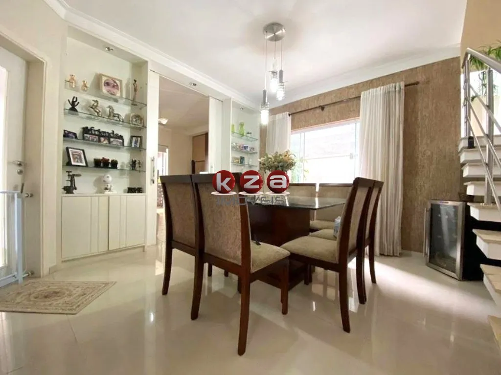 Imagem Casa de Luxo em Condomínio: 4 Quartos, 4 Suítes, 3 Salas, 5 Banheiros, 2 Vagas de Garagem, 300m² em Valinhos-SP, Jardim Recanto.
