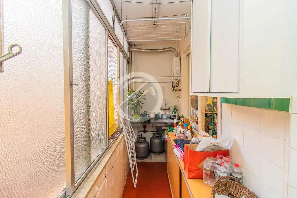 Imagem Amplo apartamento de 3 Dormitórios semi-mobiliado, amplo living com armário, varanda, cozinha indi...