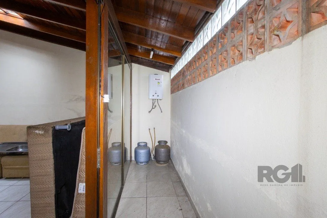 Imagem Casa em Condomínio na Zona Sul, no bairro Hípica, com 2 dormitórios, living para dois ambientes, cozinha mobiliada, lavabo