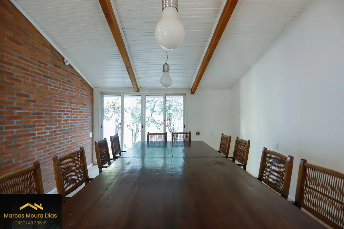 Imagem Casa no Sumaré com 3 Dormitórios ( 1 suíte), 359m² com Piscina, Elevador, Churrasqueira e 6 Vagas de Garagem