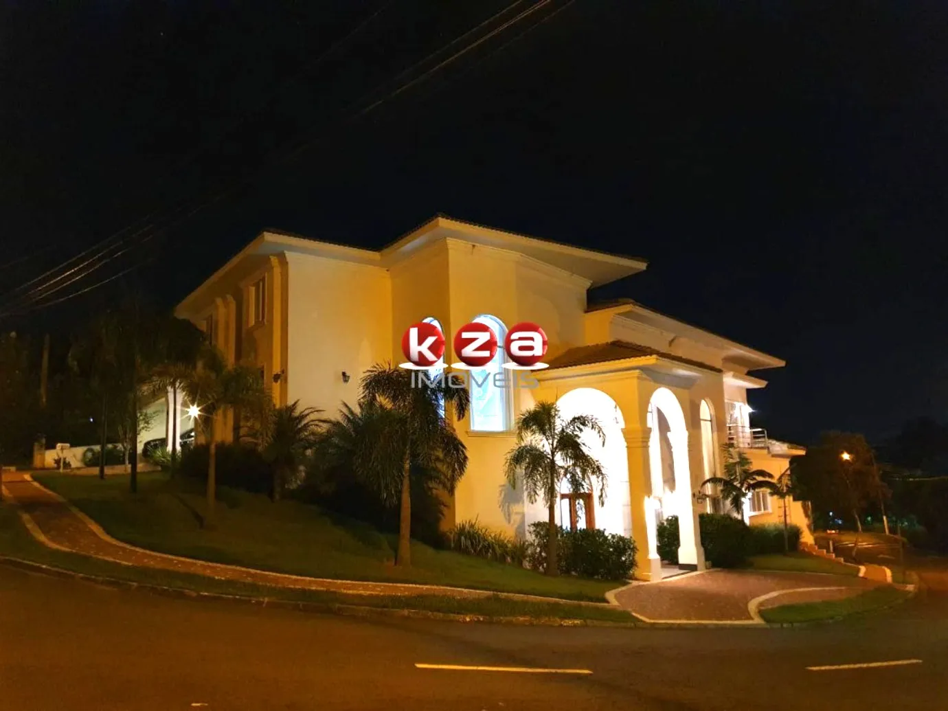 Imagem Casa de luxo no Condomínio Portal do Lago: 4 suítes, 3 salas, 7 banheiros, 2 vagas, 541m² em Valinhos-SP. Venda ou locação.