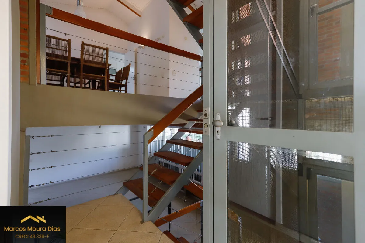 Imagem Casa no Sumaré com 3 Dormitórios ( 1 suíte), 359m² com Piscina, Elevador, Churrasqueira e 6 Vagas de Garagem