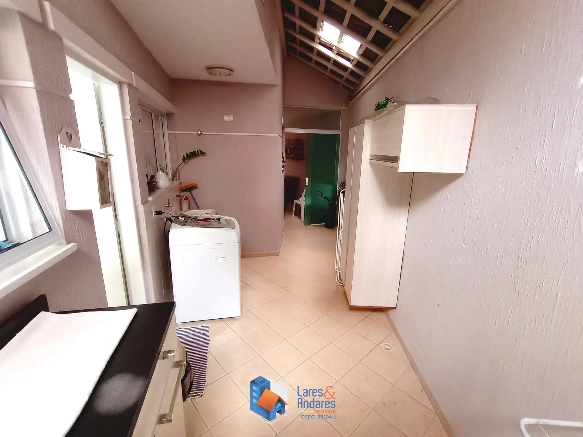 Imagem SOBRADO EM COND. COM 180M² COM 3 DORMS SENDO 1 SUÍTE, AMPLO ESPAÇO COM CHURRASQUEIRA, PLANEJADO NA COZINHA E SUÍTE, 2 VAGAS - SANTA TERESINHA