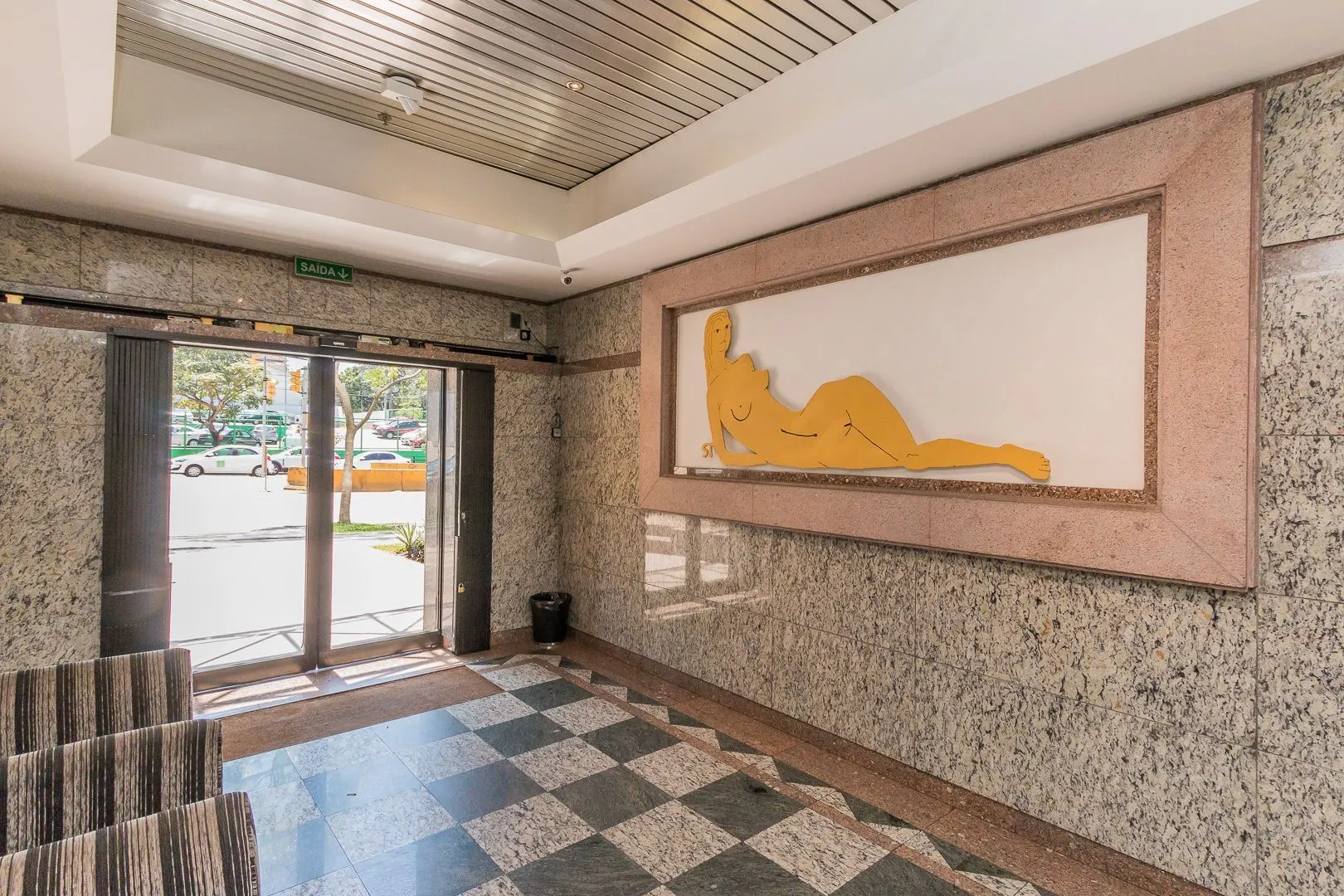 Imagem MÁFFER IMÓVEIS ALUGA - CONJUNTO COMERCIAL COM 2 VAGAS DE GARAGEM 93m² de área privativa Imóvel moderno e funcional, ideal para escritórios, clínicas ou empresas que buscam um espaço elegante e bem localizado.