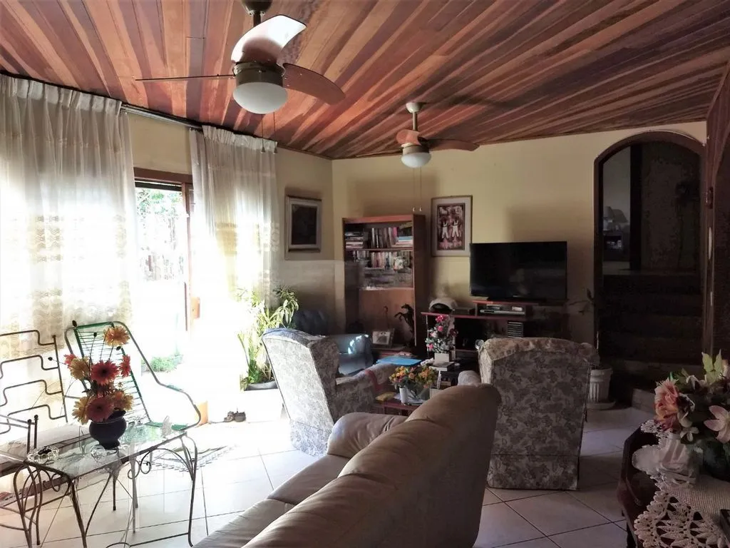 Imagem Casa 4 dormitórios à venda no Bairro Vila Jardim - Porto Alegre