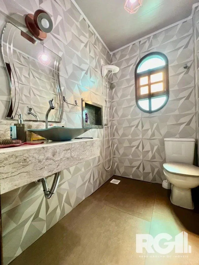 Imagem Casa ampla com pátio e 5 dormitórios, localizada no Centro de Imbé, a 200 metros do Mar.