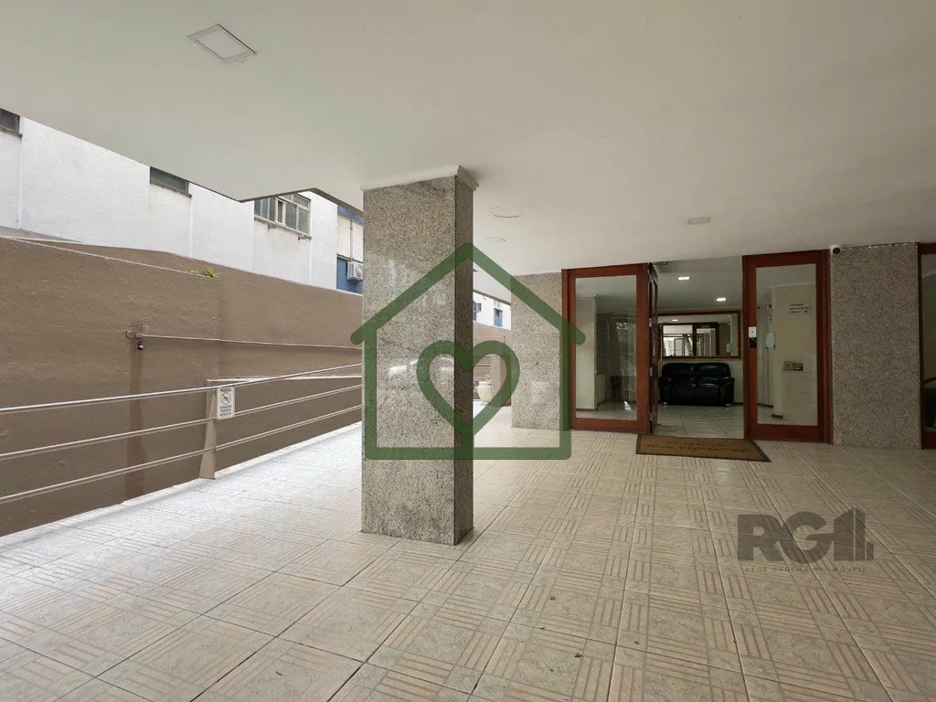 Imagem Apartamento semimobiliado de 38m2, com um dormitório, living para dois ambientes, cozinha ampla com...