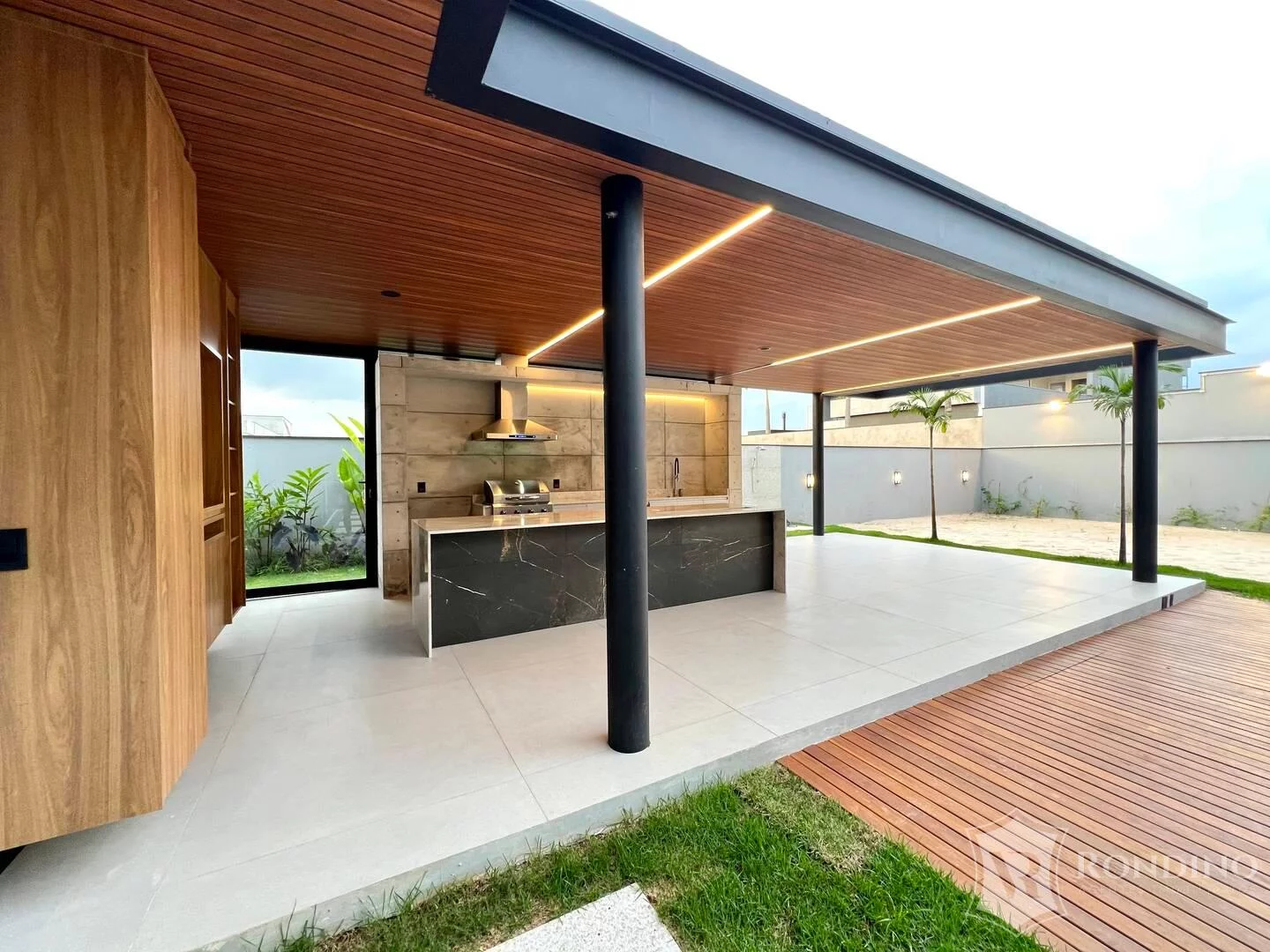 Imagem Casa sobrado em condomínio, 04 suítes, varanda gourmet, piscina