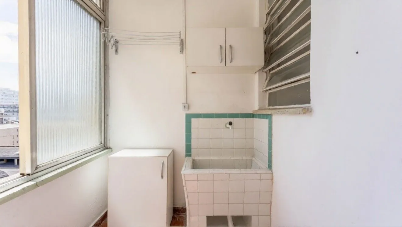 Imagem Apartamento de 1 quarto à venda no Edifício Britânia na Avenida Independência em Porto Alegre - 45,24 m² Privativos e Portaria 24h