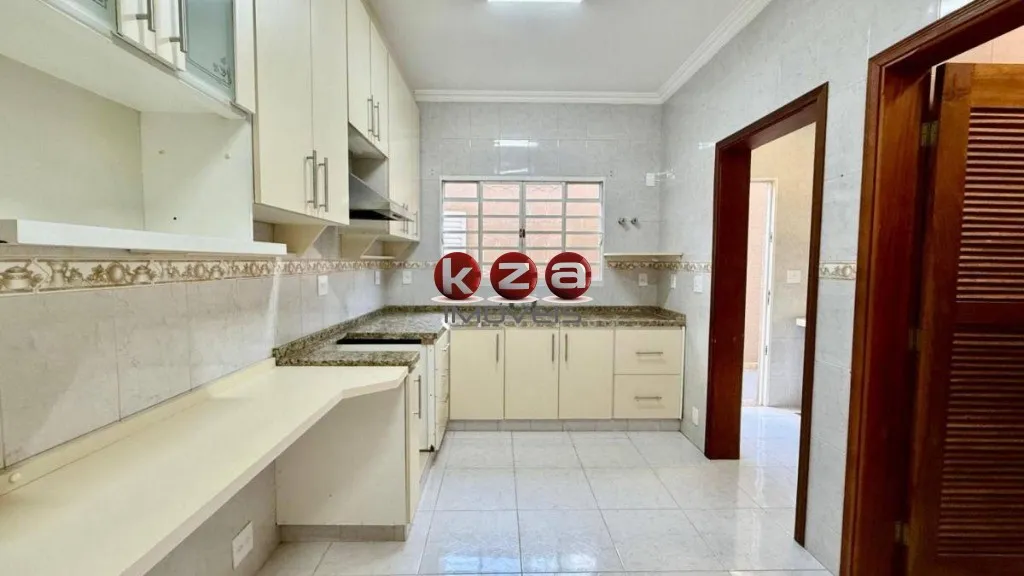 Imagem Oportunidade única: Casa à venda em Valinhos-SP, Jardim Santa Helena, 3 quartos, 1 suíte, 1 sala, 3 banheiros, 2 vagas de garagem, 172m².