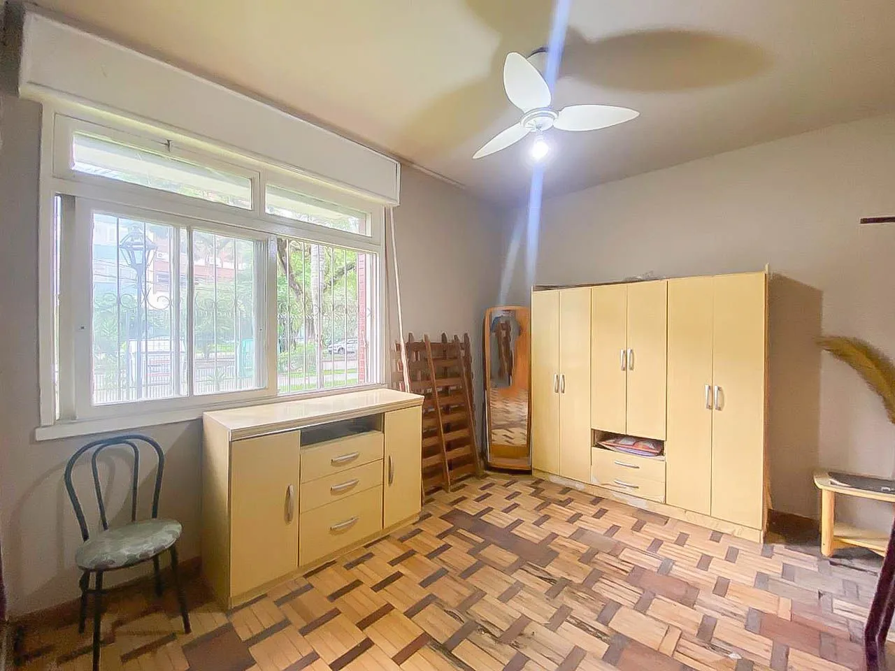 Imagem Apartamento 2 Dormitórios com Vaga Coberta no Menino Deus - Av. Ganzo, de Frente