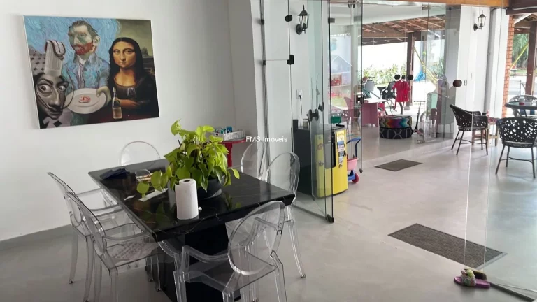 Imagem Casa de luxo à venda em São Paulo-SP, 4 quartos, 2 suítes, 3 salas, 5 banheiros, 6 vagas, 490m² no Alto de Pinheiros.