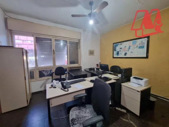 Imagem Casa com 5 dormitórios e pátio próximo à Redenção
