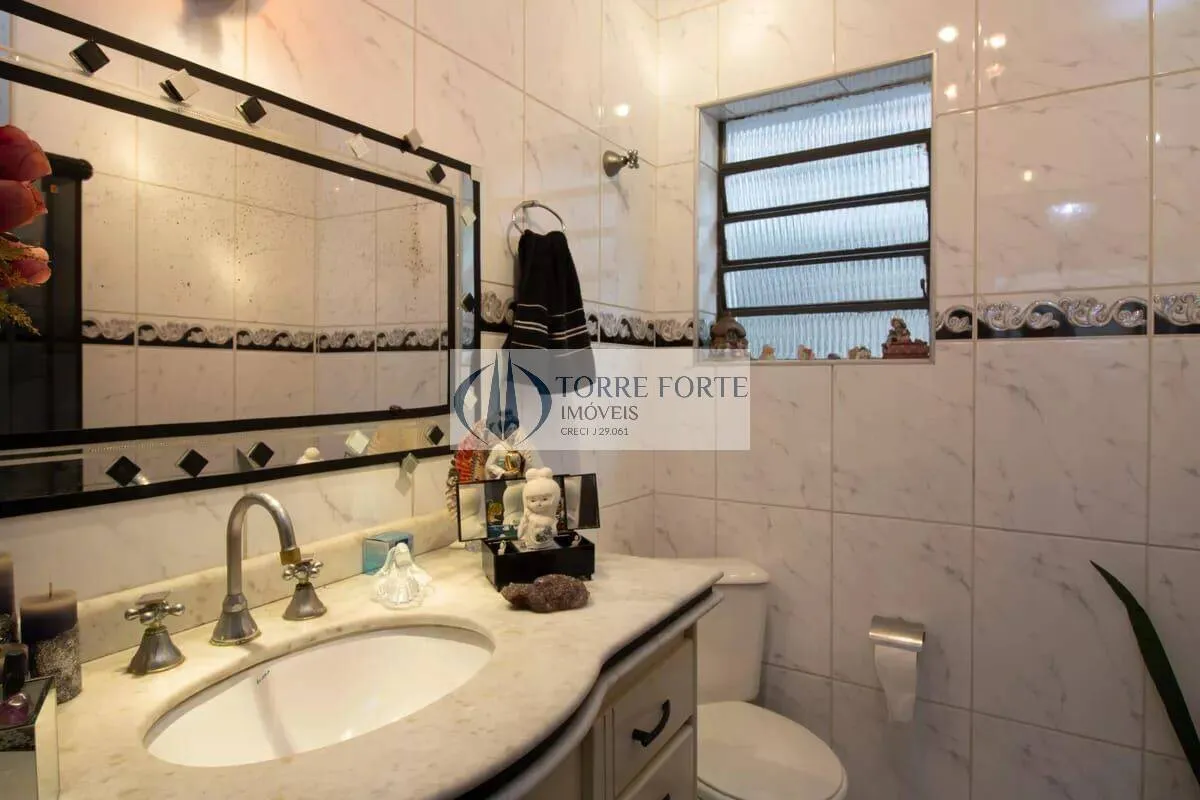 Imagem Casa com lindo espaçoso quintal, 3 vagas de garagem, 2 dormitórios