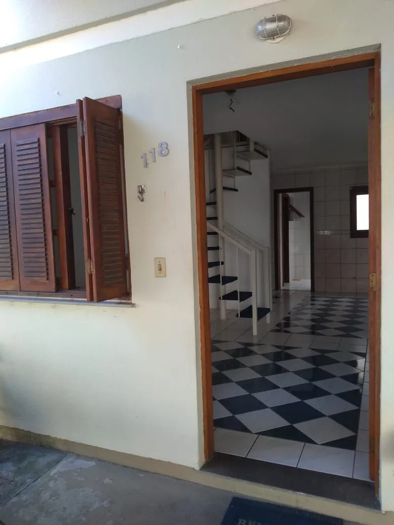 Imagem Casa em condomínio fechado com 94m2, 3 dormitórios no bairro Camaquã.