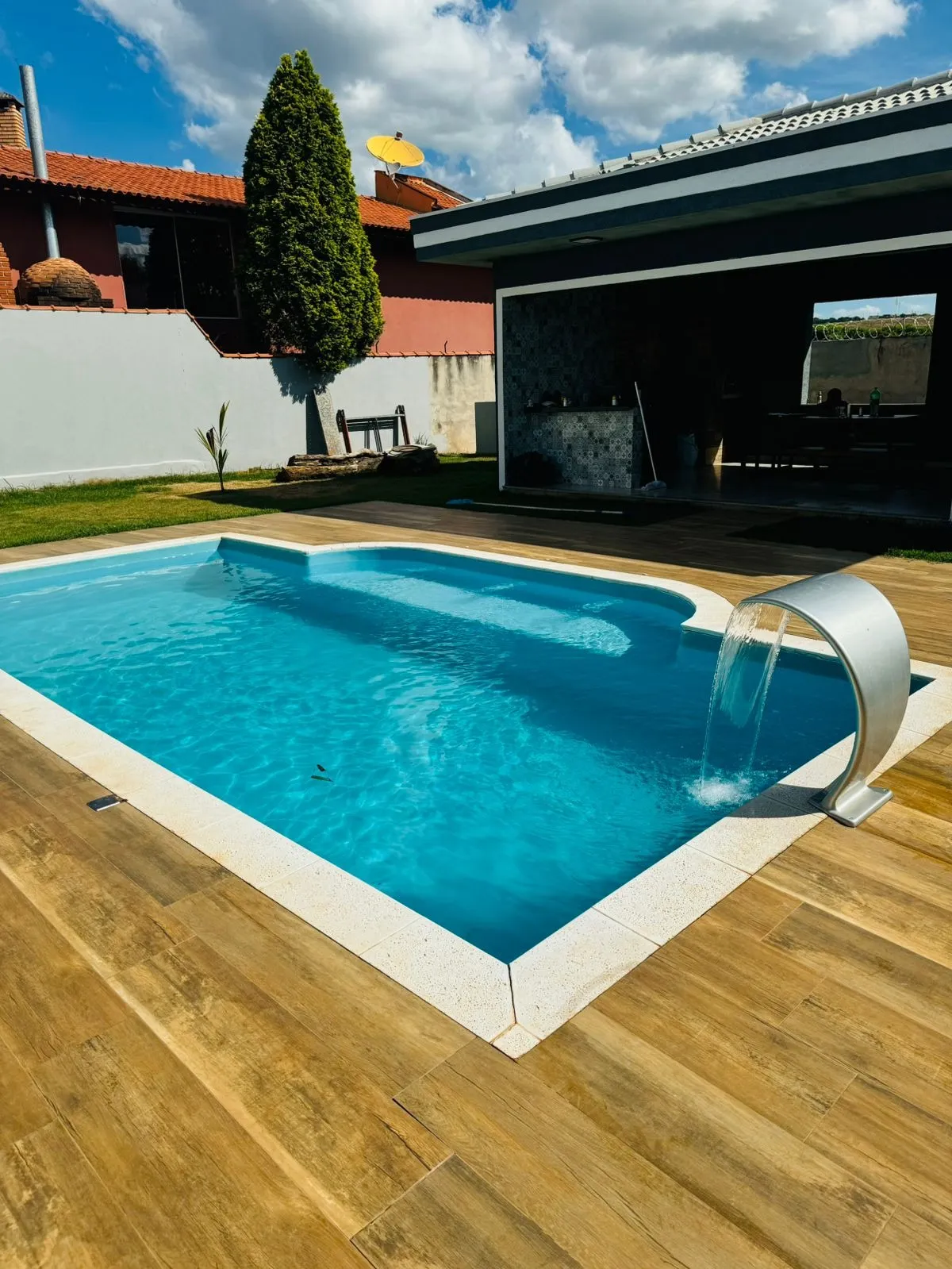 Imagem Ampla Residência com Área Gourmet e Pomar em Terreno Generoso de 906 m²: Conforto e Funcionalidade em Cada Detalhe