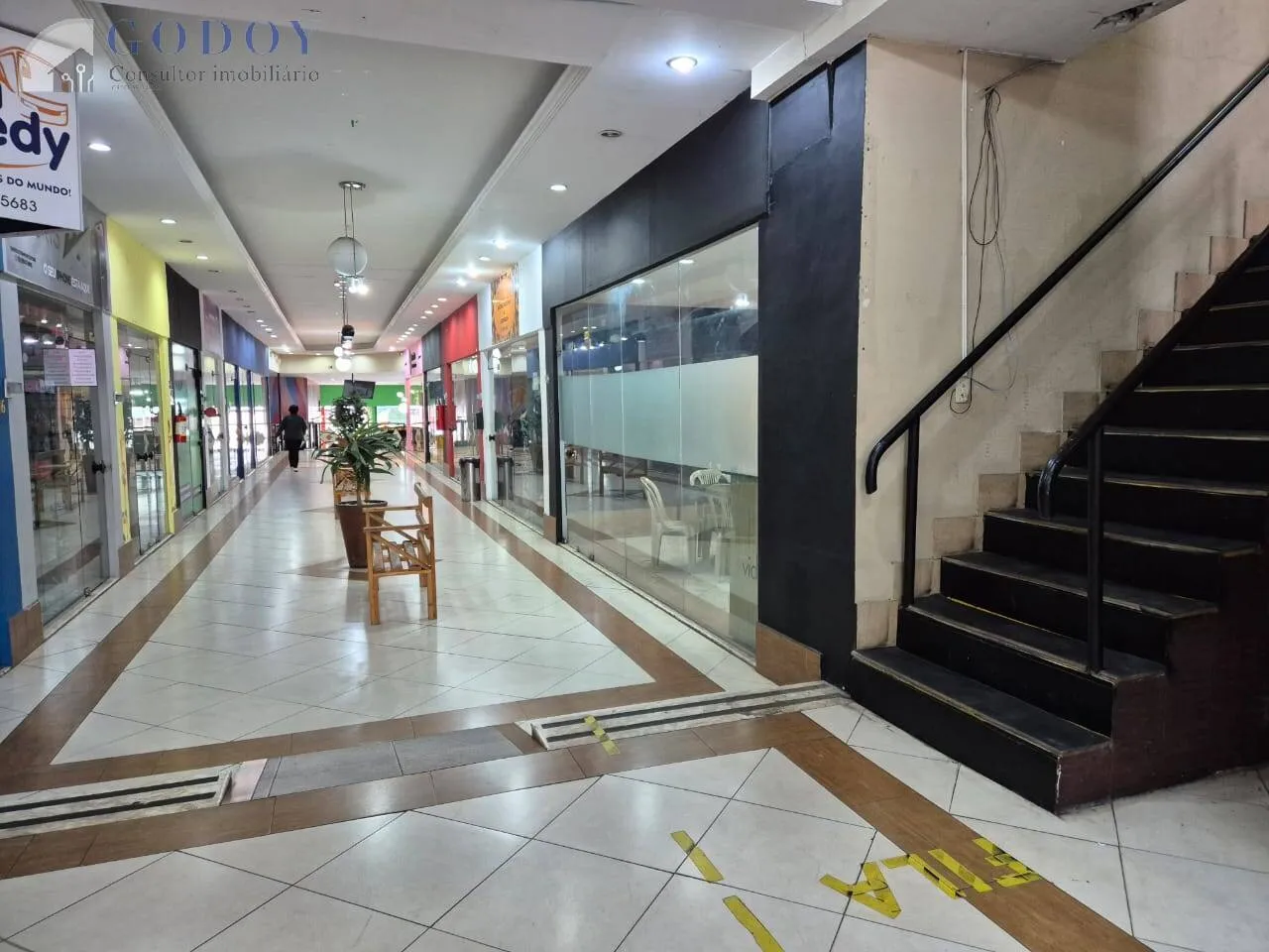 Imagem Investimento: Centro Comercial com 28 Lojas e Piso Superior Privado