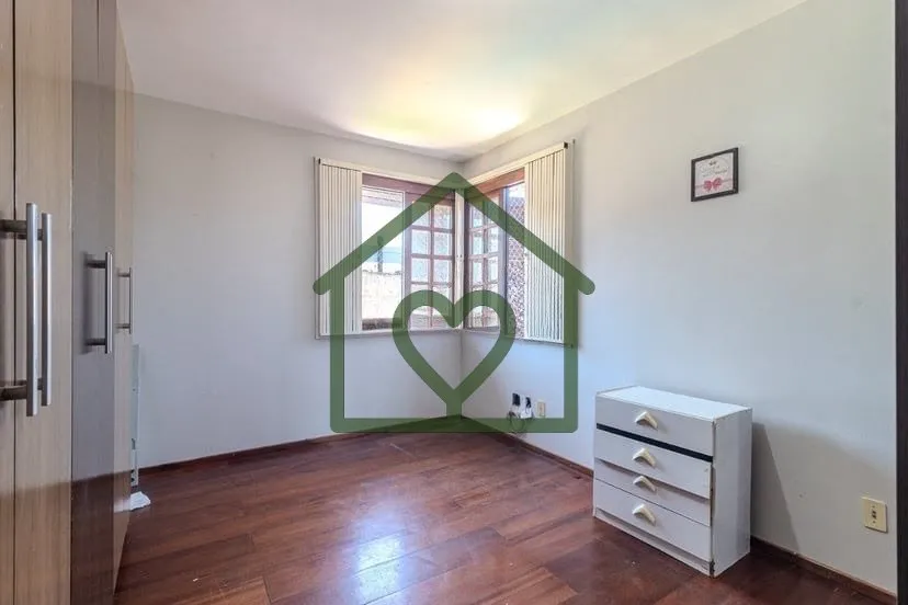 Imagem Casa de dois pavimentos com 3 dormitórios, sendo 1 suíte. No pavimento superior, conta com dois do...