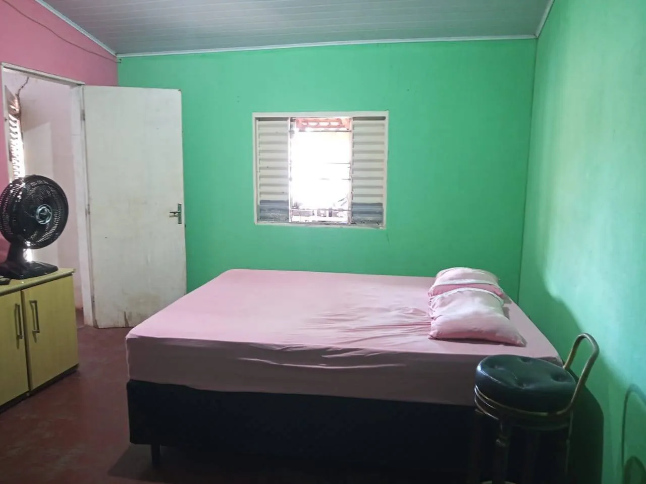Imagem Casa 2 quartos, e espaço Comercial anexo. Terreno amplo com quintal.